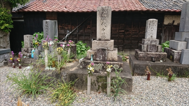 綺麗になる前のお墓の写真