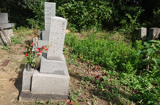 墓石が傾いている写真