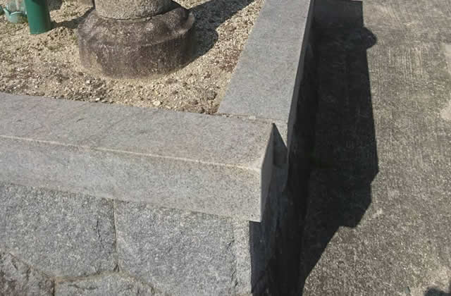 石のズレが生じているお墓